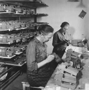 20-woodworking-factory-1940s